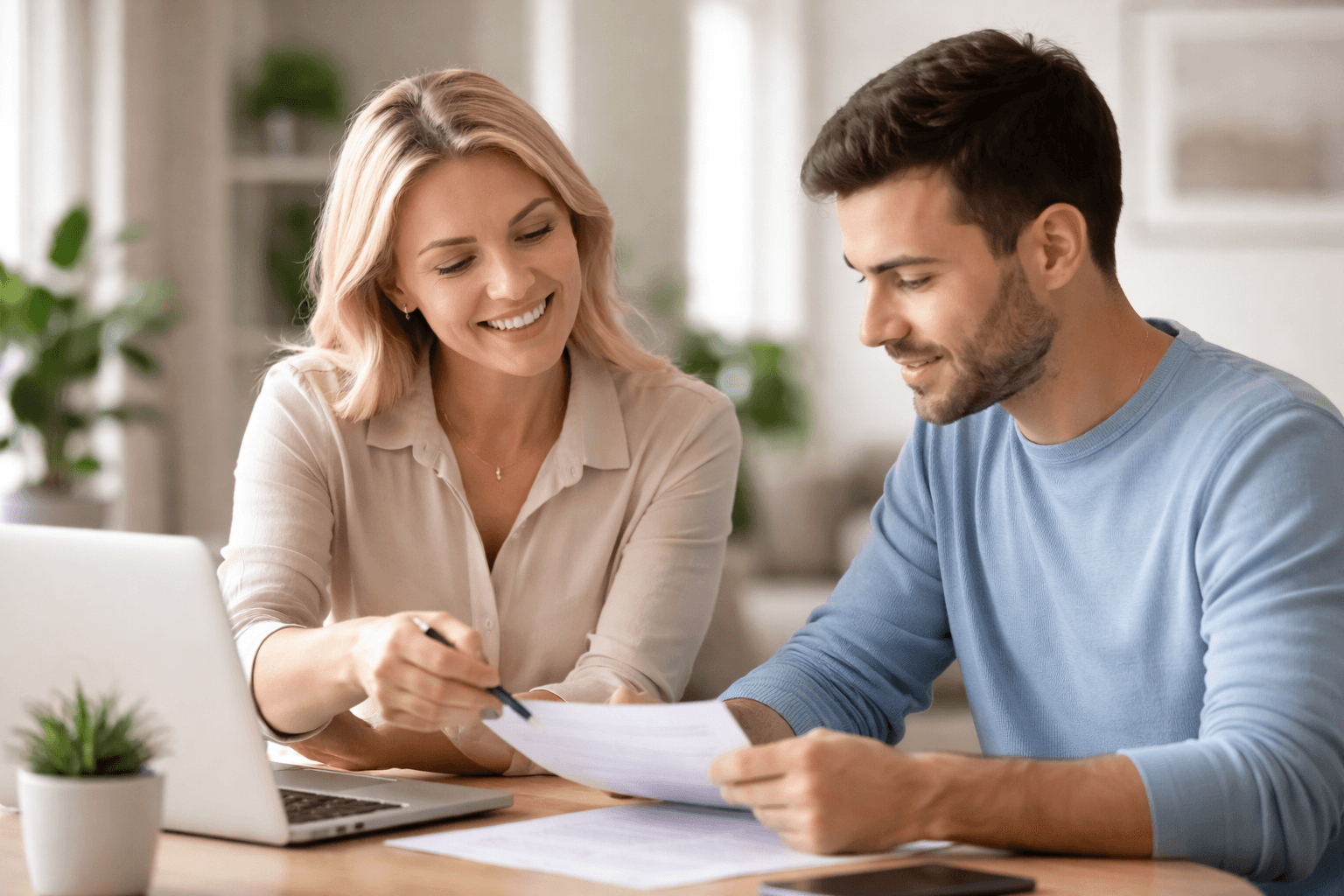 יועץ מסייע לאדם עם מסמכים